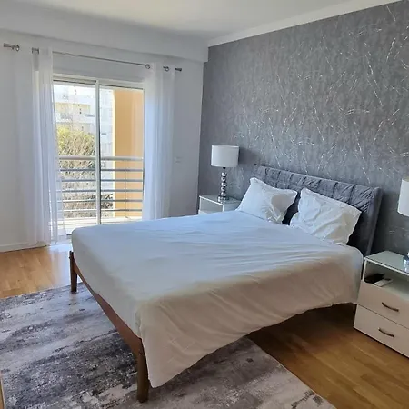 Spacious & With Rare Parking Apartman