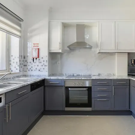 Apartman Spacious & With Rare Parking *
