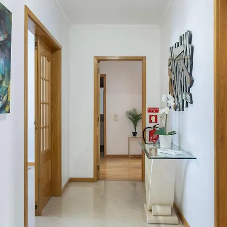 Spacious & With Rare Parking Apartman